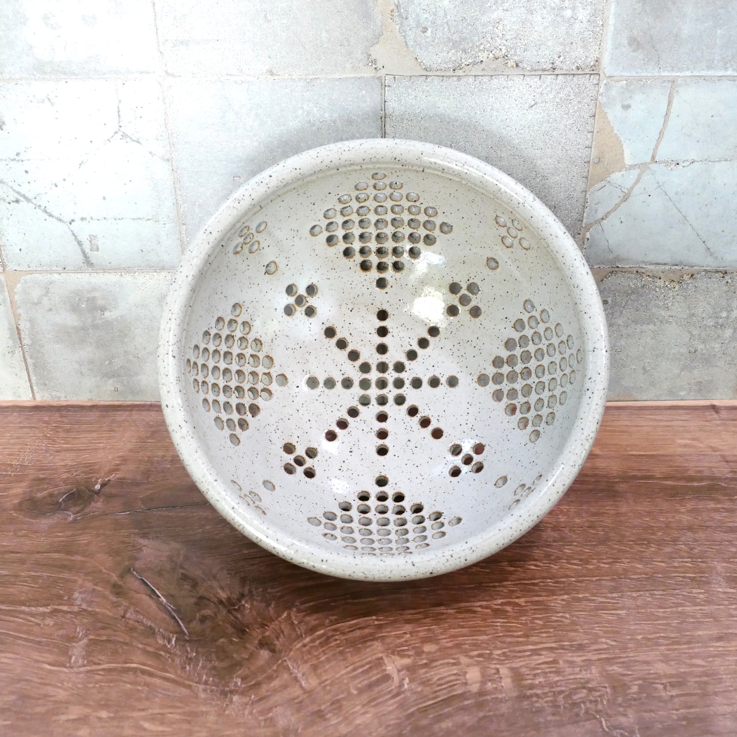SECOND 1 - Classic Colander in Speckled White